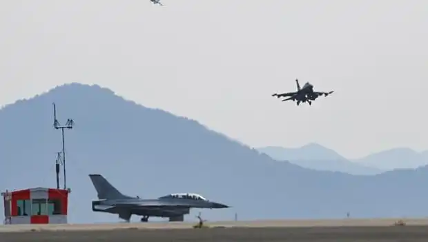 Güney Kore'de Askeri Tatbikat Sırasında Savaş Uçağı Köyü Bombaladı