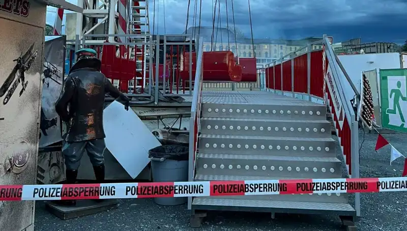 Dönen Salıncak Reklam Direklerine Çarparak Facianın Eşiğinden Döndü!