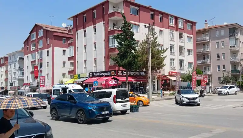 Taksi ile Otomobil Çarpıştı: Kaza Anı Güvenlik Kameralarına Yansıdı