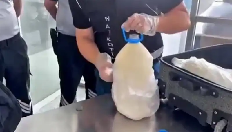 Havalimanında Şok Buluntu: Süt Şişesi İçinde 12 Kilo 800 Gram Uyuşturucu