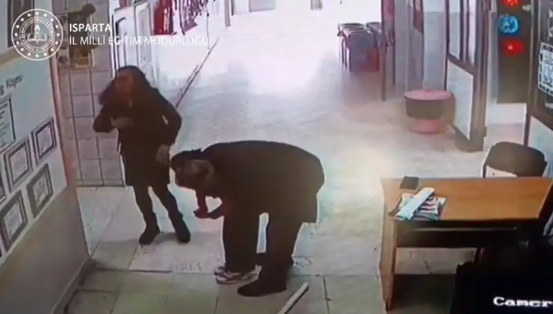 Öğretmenin Zamanla Yarıştığı An: Heimlich Manevrası ile Hayat Kurtarma Hikayesi