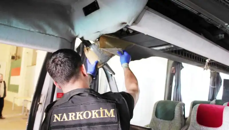 Sınır Kontrolünde Şok: Otobüste 77 Kilo Uyuşturucu Ele Geçirildi