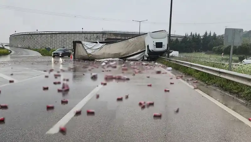 TIR Kazası: İçkilerin Yola Saçılmasıyla Büyük Kaos Yaşandı