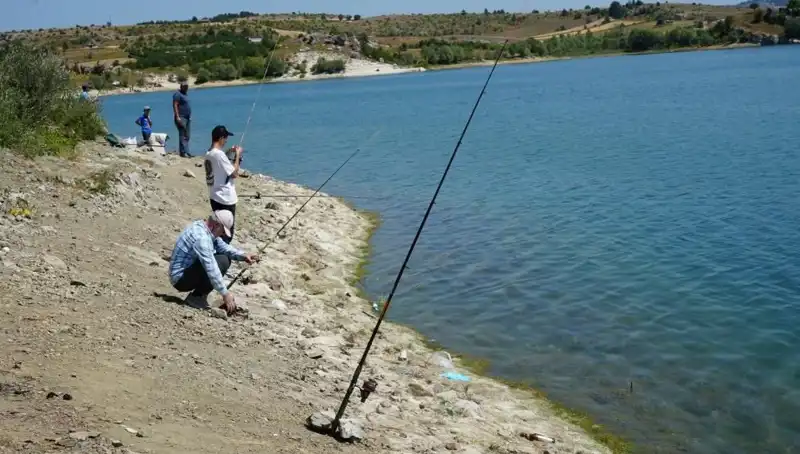 Kafesler Patladı: Meraklı Kalabalık Barajın Yolunu Tutuyor!