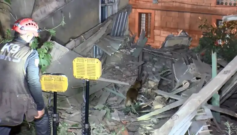 İstanbul'da Şok Edici Deprem Sonrası Bina Çöküşü: Olayın Detayları