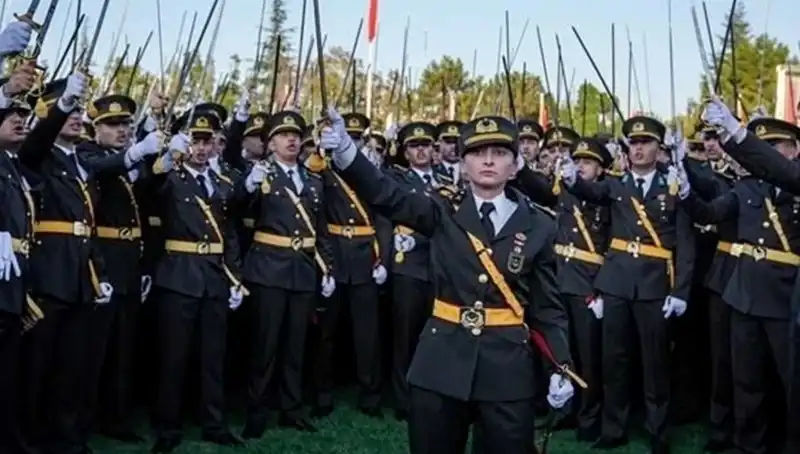 İkinci Emeklilik: Kılıçlı Yeminin Sırrı ve Uzman Görüşleri