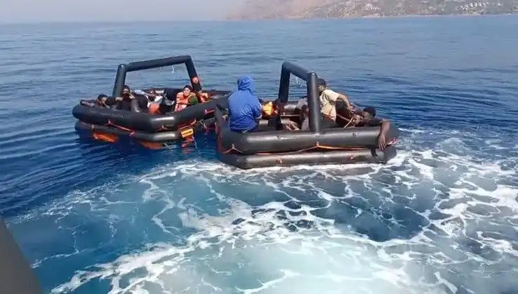 Ayvacık'ta 19 Kaçak Göçmen Kurtarılarak Hayata Döndürüldü