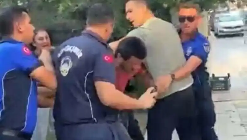 Sokak Ortasında Seyyar Satıcıya Zabıta Tarafından Dayak: Olayın Perde Arkası