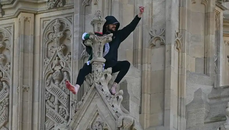 Londra'da Filistin Bayrağıyla Big Ben'e Tırmanış: Protesto Sözleri Havayı Sarstı