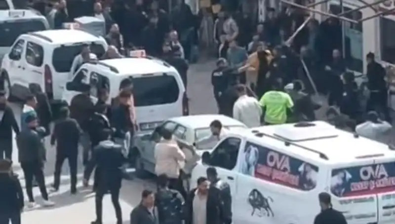 Erciş'te Taşlı Sopalı Kavga: 7 Gözaltı ile Gelişen Olaylar