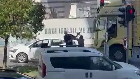 İstanbul Trafiğinde Çekiçli Dehşet: Sadece Bir Anlık Tedirginlik Değil!