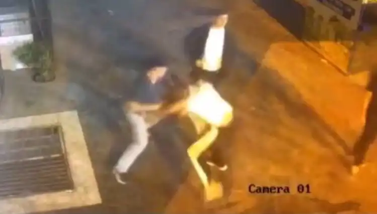 İstanbul Sokaklarında Tekmeli ve Yumruklu Kavga Ortalığı Karıştırdı!