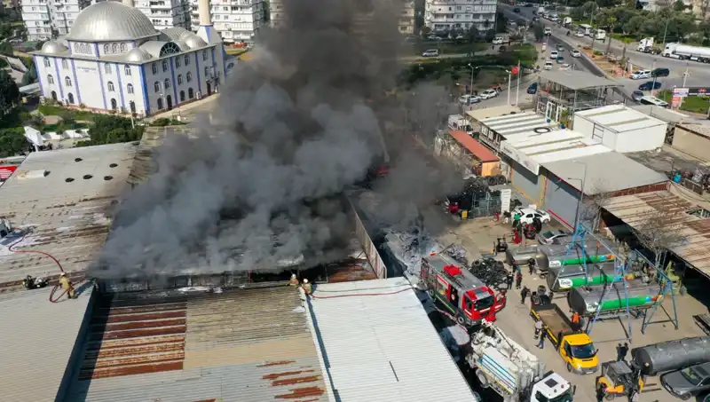 İzmir'deki Oto Lastikçide Korkutan Yangın: Neden ve Sonuçları