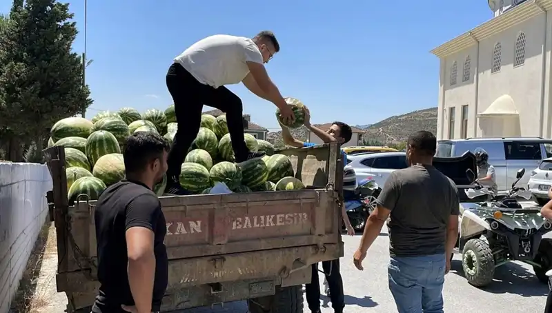 Yüzlerce Karpuzu Ücretsiz Dağıtarak Şehirde Büyüleyen Etkinlik!