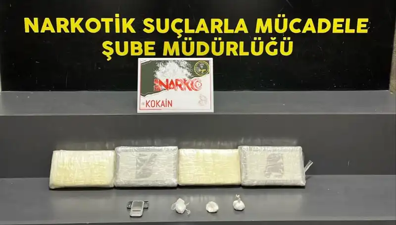 İzmir'de Dev Uyuşturucu Operasyonu: 10 Kilo Esrar Ele Geçirildi