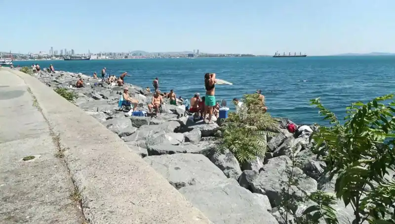 İstanbullular Yazın Gelmesini Kutlamak İçin Sahillere Koşuyorlar!