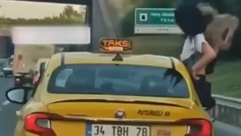 TEM Otoyolu'nda Taksiden Sarkan İki Kişi Dikkat Çekti!