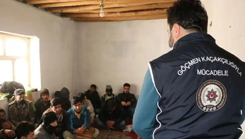 Edirne ve Kırklareli'nde Düzensiz Göçmenler Yakalandı: Neler Yaşandı?