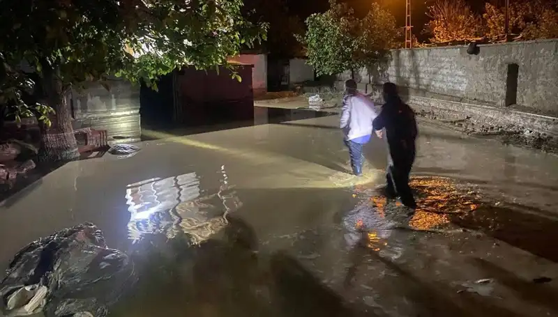 20 Dakikalık Yağışların Getirdiği Sel Felaketi: Evler Tehlikede