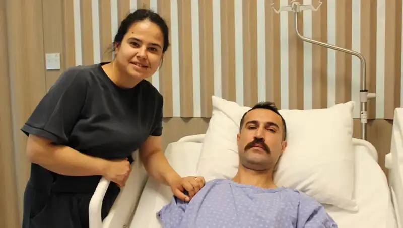 32 Yaşında Beklenmedik Şok: Mide Kanaması Sandı, Kalın Bağırsak Kanseriyle Yüzleşti