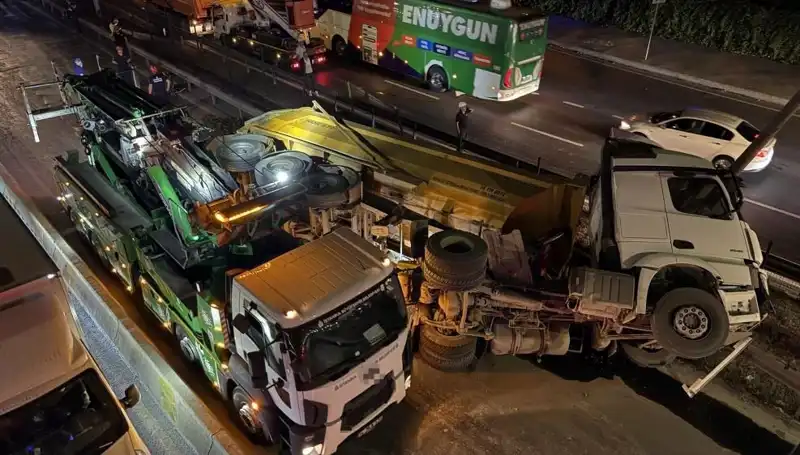 Moloz Yüklü Hafriyat Kamyonu Devrildi: Şok Eden Olayın Detayları