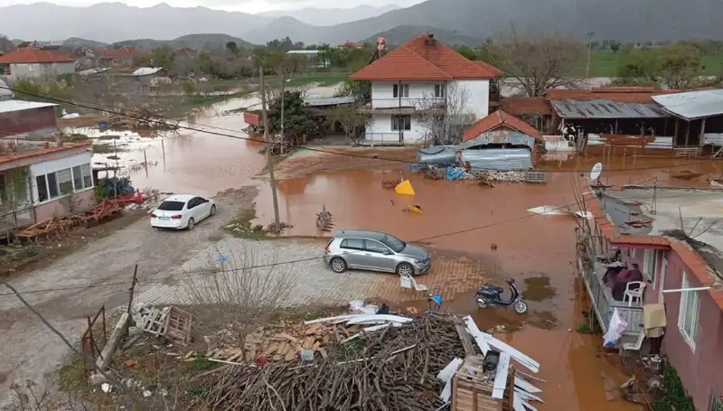 Burdur'da Şiddetli Yağışlar: Evler ve Ahırlar Sular Altında Kaldı!