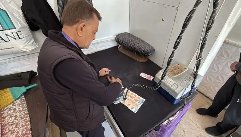 47 Yıllık Terzi Ahmet'in Tuhaftan Tuhaf Alışkanlığı: Paraları Ütülüyor