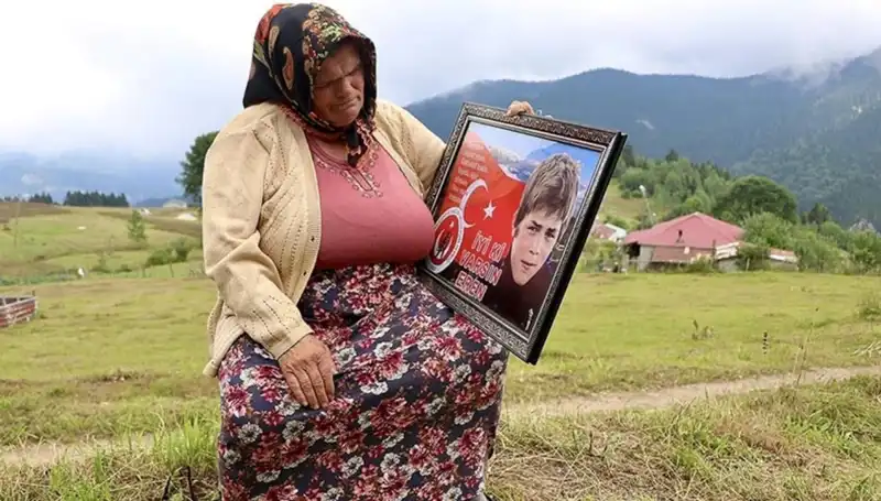 DEM Parti, Eren Bülbül’ün Annesi için Unutulmaz Bayram Ziyareti Gerçekleştirdi