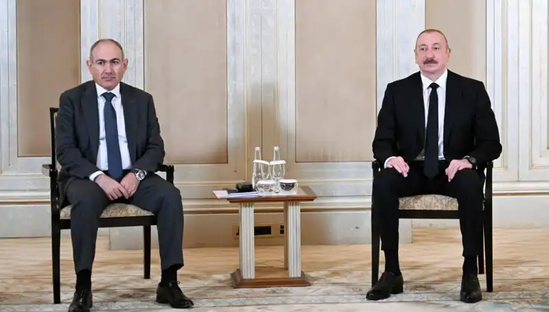 Aliyev ve Paşinyan, Abu Dabi'de Barış Sürecini Desteklemek İçin Bir Araya Geldi