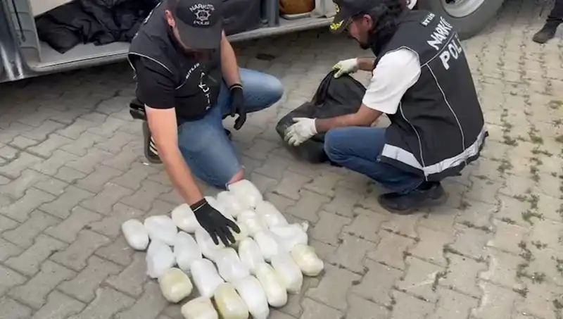Yolcunun Valizinde Çıkan 13 Kilo Metamfetamin Şok Etti!