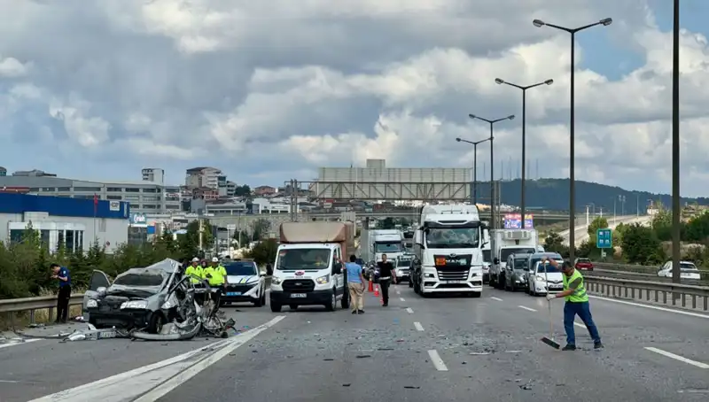 Otoyolda Korkutan Kaza: Üç Kişi Araçta Sıkıştı