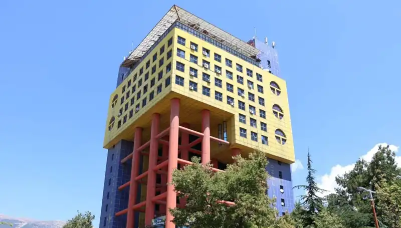 Dünyanın En Saçma Binası: Yerine Geliyor, Yeni Proje Başladı!