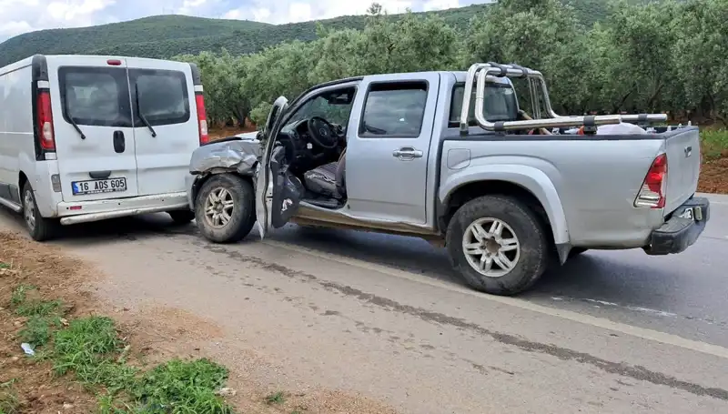 Bursa'da Minibüs ile Kamyonet Çarpıştı, İki Kişi Yaralandı