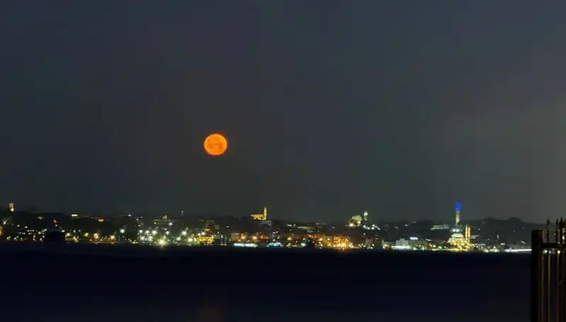 "İstanbul'da Büyüleyici Çilek Dolunayı: Tabloluk Manzaralar"