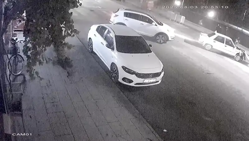 Yaya Geçidinde Yaşanan Ciddi Kaza: Yayaya Yol Vermek İsteyen Sürücüler Ardından Çarpıldı