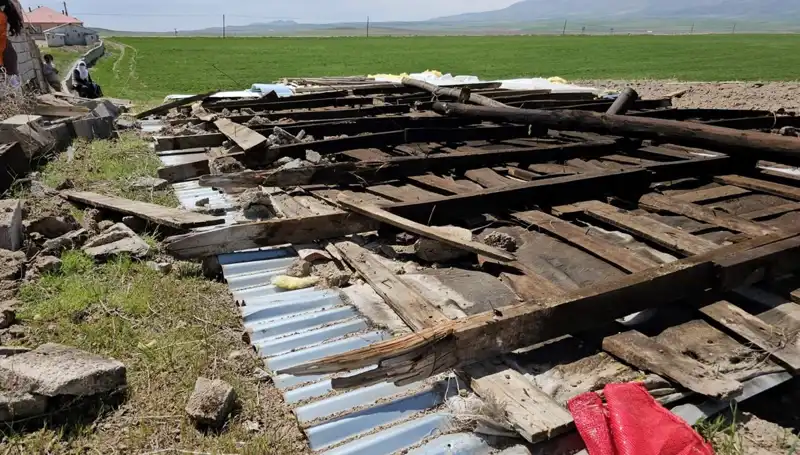 Bitlis'te Fırtına Felaketi: Çatılar Uçtu, Hayatlar Tehlikede!