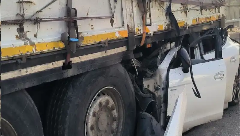 TIR'a Arkadan Saplanan Araçta Dehşet Anları Yaşandı