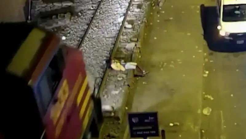 Mucizevi Kurtuluş: Tren Çarpmasından Saniyeler İçinde Ayağa Kalkan Adam