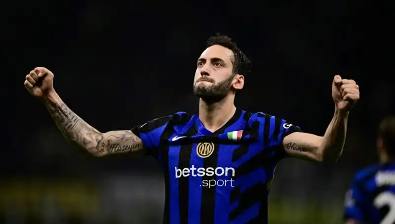 Hakan Çalhanoğlu Tatilde, Inter'de Gelecek İçin Menajeriyle Görüşüyor