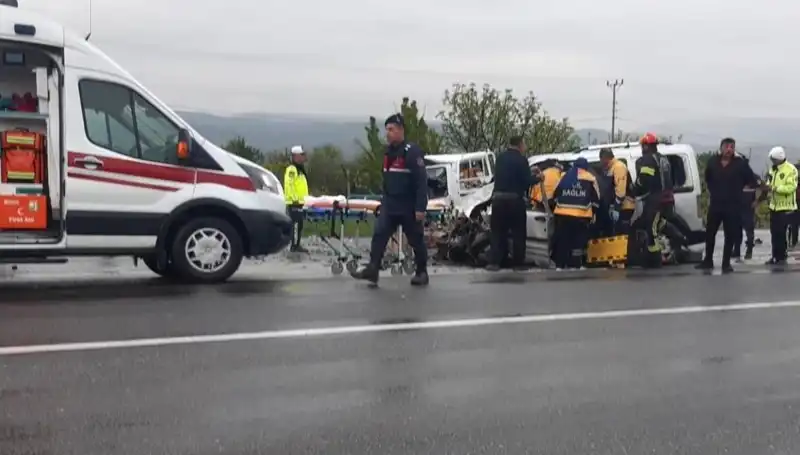 Denizli'de Korkunç Kaza: İki Araç Kafa Kafaya Çarpıştı, Birçok Yaralı