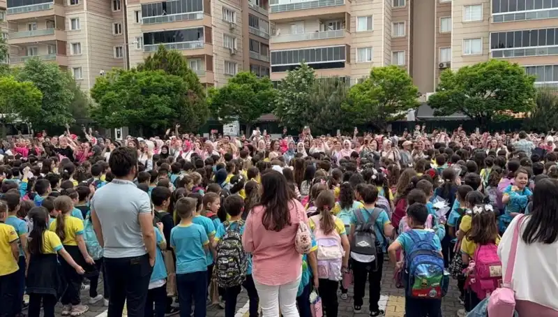 Öğrencilerin Annelerine Yaptığı Sürprizle Duygusal Anlar Yaşandı
