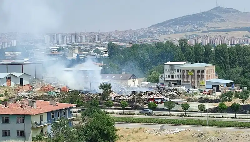 Otluk Alanda Başlayan Yangın, Depoyu Kullanılamaz Hale Getirdi!