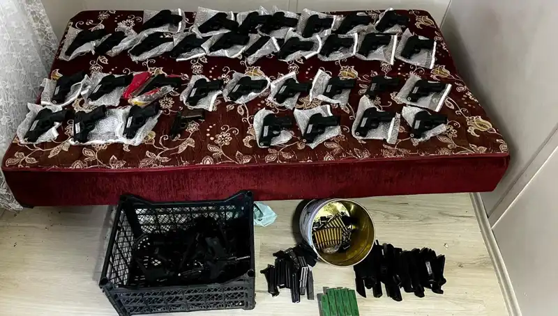 Gaziantep'te Şok Edici Silah Operasyonu: 45 Silah ve El Bombası Ele Geçirildi!