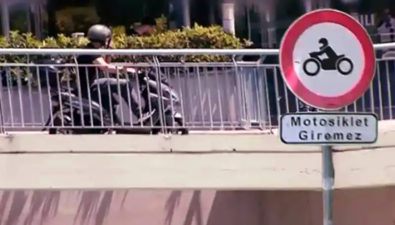Üst Geçitlere Bırakılan Motokuryeler, Şehirde Yeni Sorun Yarattı!