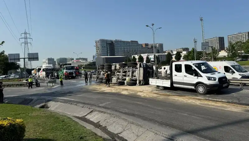 D-100 Yan Yolda Devrilen Beton Mikseri Trafiği Felç Etti