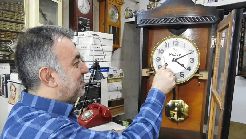 Tarihi Saatleri Yeniden Hayata Döndüren Usta: 10 Metrekarelik Dükkanında Efsaneler Yaşıyor