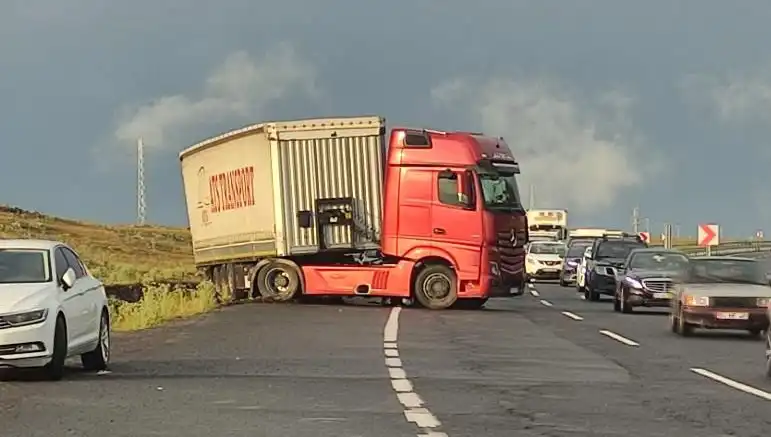 Uzun Araç Kuyruklarına Neden Olan TIR Kaydı ve Yol Kapatma Olayı