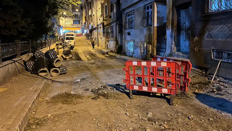 Bayrampaşa'da Altyapı Çalışmaları Sırasında Rögar Kapağı Patladı: İhmal Mi Var?
