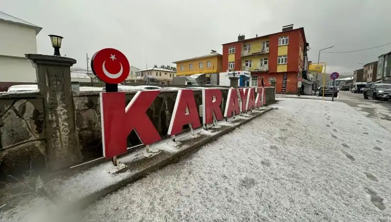 Temmuzda Kar Yağışı Sürücüleri Şaşırttı: Yolda Kalanlar Olayı Anlattı