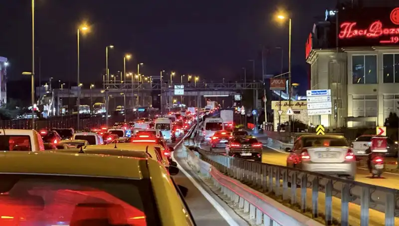 Yenibosna Metrobüs Yaya Üst Geçidinde Dev Proje: Güvenli Geçiş İçin Yenilikler